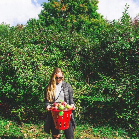 Meet your Posher, Allie - Picture 1 of 1